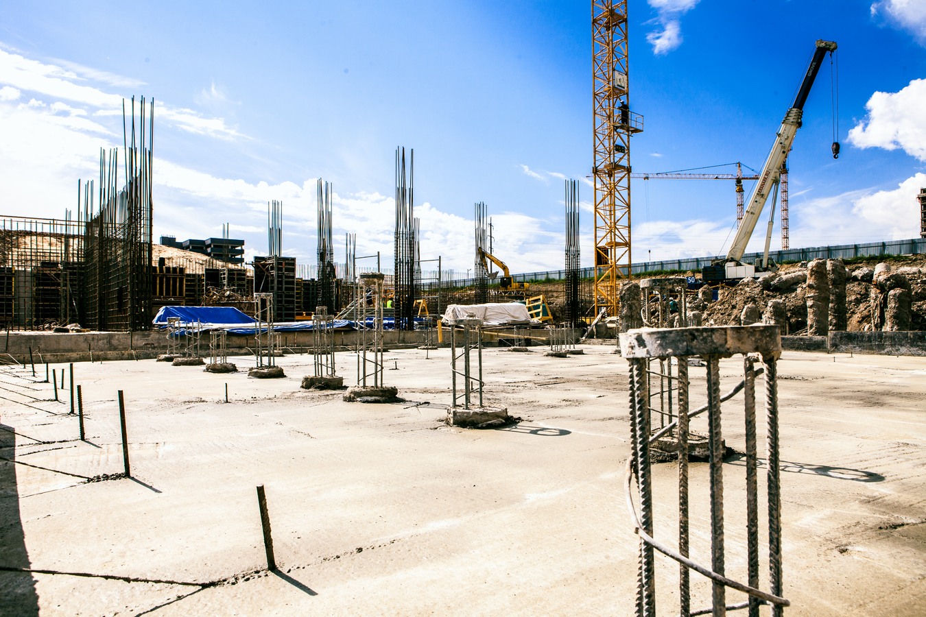 Concrete,Building,Construction,Site.,Rebar,For,Concrete,Pillars.,Building,Site